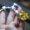 O icônico Diamante Tiffany de 128 quilates usado por Lady Gaga na noite do Oscar 2019 foi usado por Audrey Hepburn