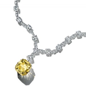 O diamante Tiffany de 128 quilates usado por Lady Gaga no Oscar custa R$ 113 mil