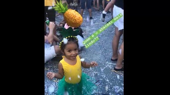 Juliana Alves mostra a filha fantasiada em bloco de Carnaval: 'Abacaxi lindo'