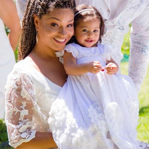 Yolanda, filha de Juliana Alves, foi batizada em uma cerimônia ecumênica