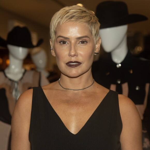 Deborah Secco marca presença no lançamento da nova coleção da marca BobStore, em São Paulo, na noite desta quinta-feira, 27 de fevereiro de 2019