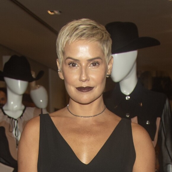 Deborah Secco marca presença no lançamento da nova coleção da marca BobStore, em São Paulo, na noite desta quinta-feira, 27 de fevereiro de 2019