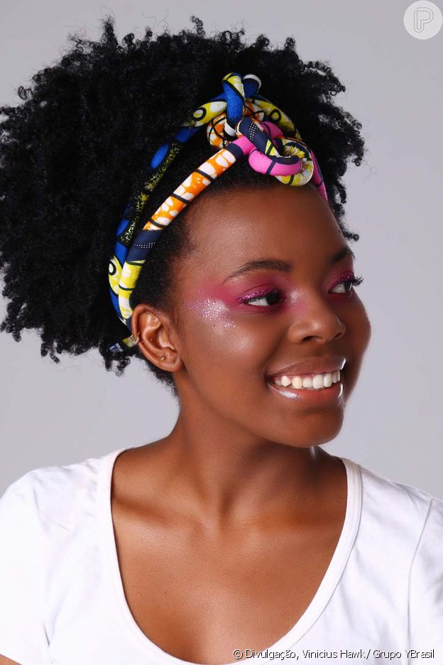 Sombra rosa e glitter! Aprenda o passo a passo da maquiagem de Carnaval!