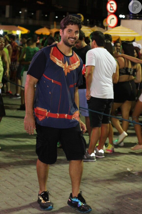 Marcio Pedreira, marido de Claudia Leitte, também usou um look inspirado em heroi para o primeiro dia de Carnaval em Salvador