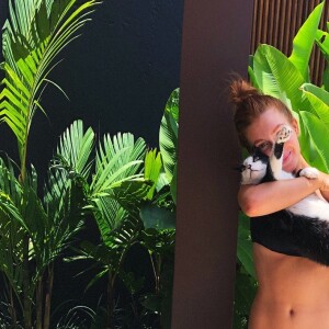 Marina Ruy Barbosa ironizou críticas à novela 'O Sétimo Guardião' e defendeu os gatos pretos da suposta fama de trazer má sorte que os felinos dessa cor tem: 'Seres humanos dão mais azar'.