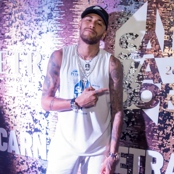 Neymar, do camarote Salvador, filmou o bloco de Anitta