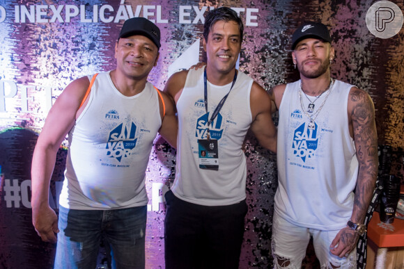 Neymar posou com o pai e amigo Paulo Góes, um dos sócios do camarote ao chegar em camarote de Salvador
