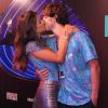 Gabriel David troca beijos com a namorada no Nosso Camarote