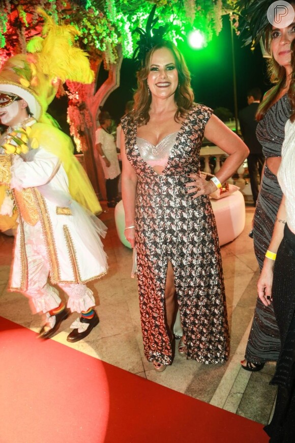Renata Ceribelli também apostou em fenda e decote para o baile do Copacabana Palace