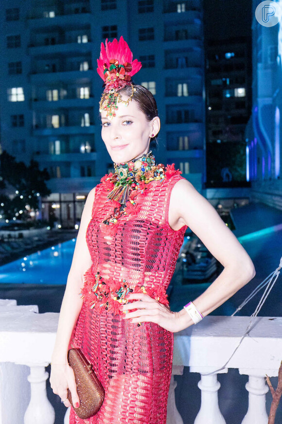 Maria João escolheu vestido com transparência Martu para o baile do Copacabana Palace