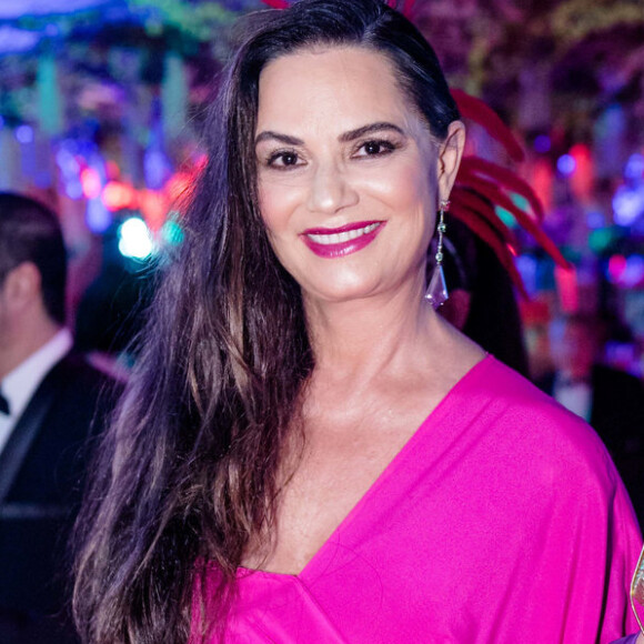 Luiza Brunet apostou em cor vibrante do stylist do Marcelo Quadros