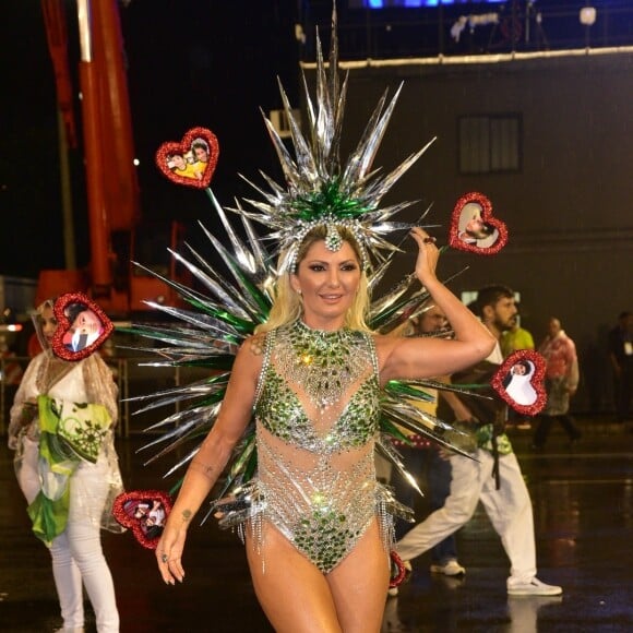 'A gente passou por assalto, carro quebrado e eu pensei: 'meu Deus, tanta coisa boa na Netflix, o que eu tô fazendo aqui!'. Mas eu só tenho um único vício na vida: Carnaval', contou a musa da Império Serrano, Antonia Fontenelle