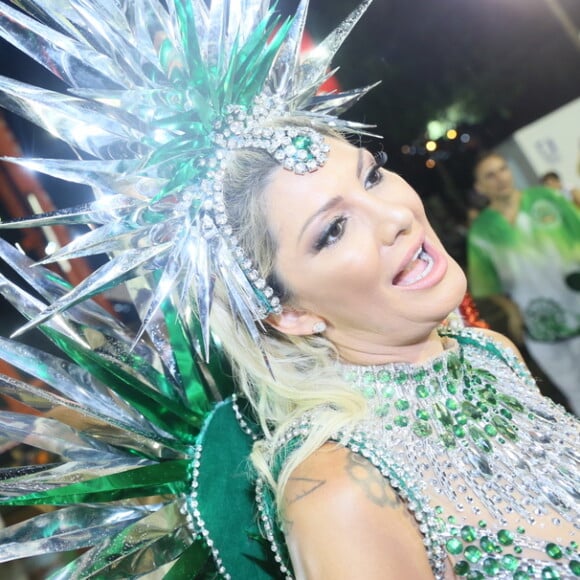 Antônia Fontenelle contou ter recebido a fantasia apenas uma hora antes do desfile