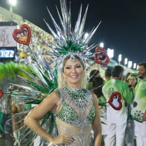 Antônia Fontenelle presta homenagem aos filhos e neta em desfile pela Império Serrano