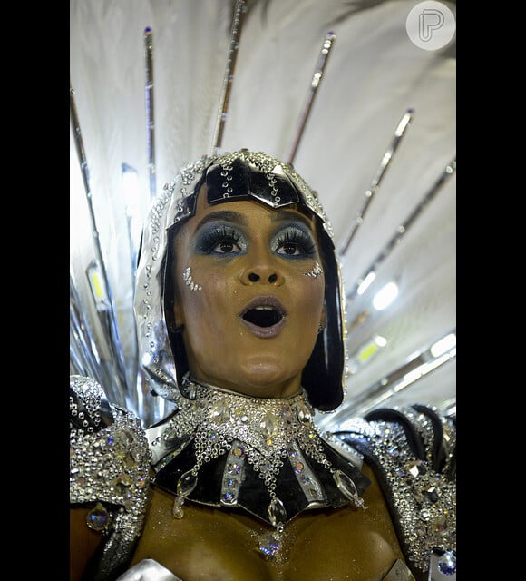 "A bateria vem representando câmeras de paparazzi e eu serei o flash dessas câmeras, então a proposta não é eu vir pelada, é vir brilhando, com bastante luz", disse Raphaela Gomes, rainha de bateria da São Clemente sobre sua fantasia no Carnaval 2019.
