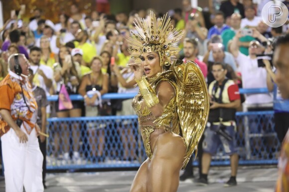 Gracyanne Barbosa, rainha de bateria da União da Ilha, usou fitas na parte debaixo do braço durante o Carnaval 2019 para evitar que a fantasia a machucasse. 