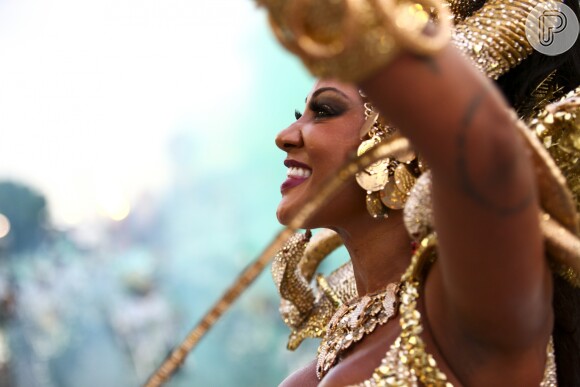 Camila Silva foi rainha de bateria de duas escolas no Carnaval 2019. Enquanto no Rio ela comanda a Mocidade em São Paulo, ela é responsável pela Vai-vai.