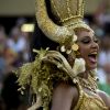 Camila Silva, rainha de bateria da Mocidade usou fantasia dourada que representava a ganância dos homens pelo dinheiro no Carnaval 2019. 
