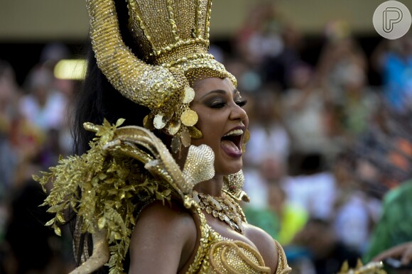 Camila Silva, rainha de bateria da Mocidade usou fantasia dourada que representava a ganância dos homens pelo dinheiro no Carnaval 2019. 