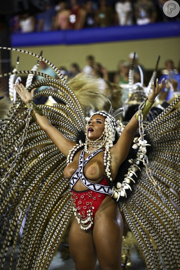 Evelyn Bastos, rainha de bateria da Mangueira, reoresentava em sua fantasia Esperança Garcia, no Carnaval 2019. Esperança era escrava e foi considerada a primeira advogada do Piauí.