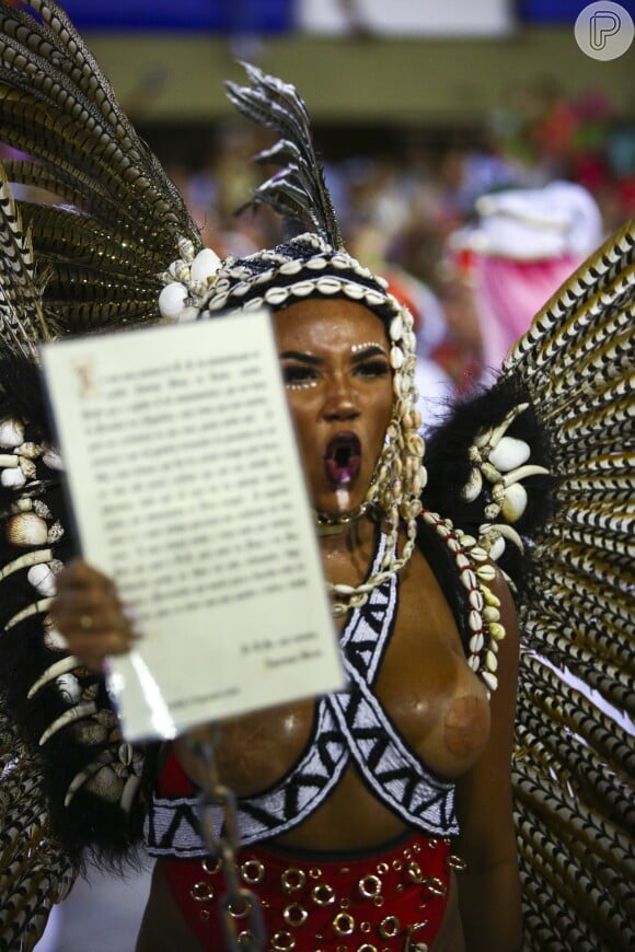"Acho importante a fantasia trazer um discurso, porque tem a manifestação cultural em forma de arte", disse Evelyn Bastos, rainha de bateria da Mangueria, sobre sua fantasia no Carnaval 2019. 