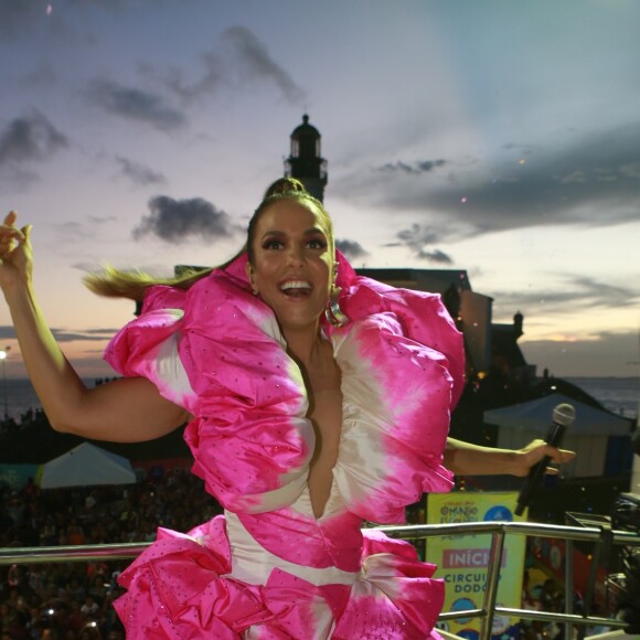 '"E pra fechar com chave de ouro, porque Mainha é filha de Deus! Que carnaval! Brincar na rua não tem preço. Viva o carnaval', festejou Ivete Sangalo