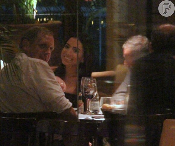 Anitta jantava com amigos ao notar presença do fotógrafo