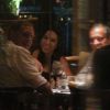 Anitta sorri enquanto janta com amigos em restaurante do shopping Village Mall, na Barra da Tijuca, Zona Sul do Rio de Janeiro