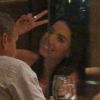 Anitta acena para paparazzo enquanto janta com amigos em restaurante