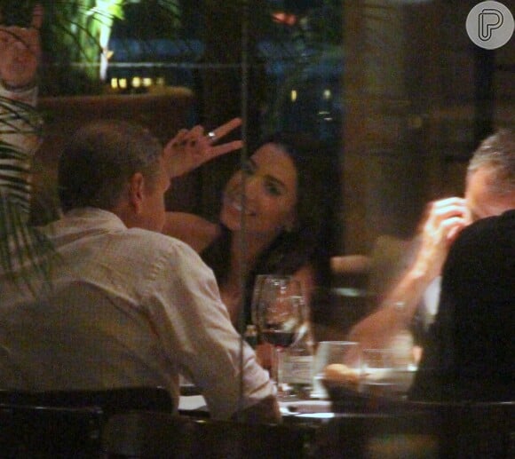 Anitta acena para paparazzo enquanto janta com amigos em restaurante