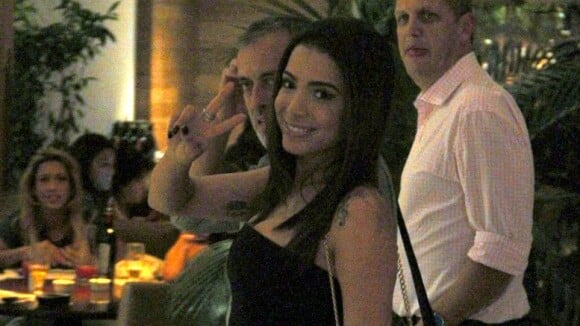 Anitta janta com amigos e posa com fãs na saída de restaurante no Rio de Janeiro