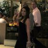 Anitta deixa restaurante ao lado de amigos e posa sorridente para fotógrafos