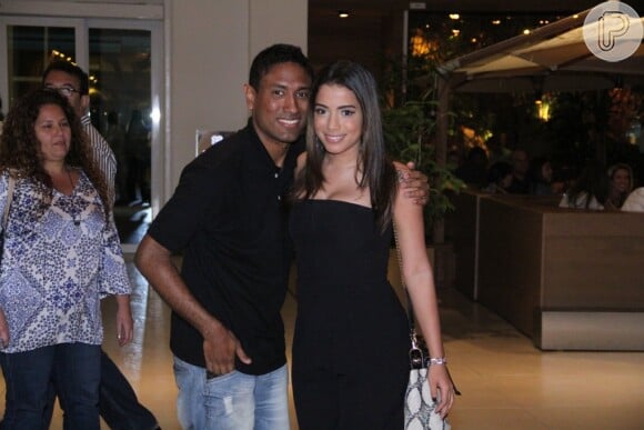 Anitta posa com fã após deixar restaurante em shopping da Barra da Tijuca