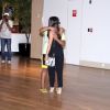 Anitta posa com fãs após deixar restaurante em shopping da Barra da Tijuca