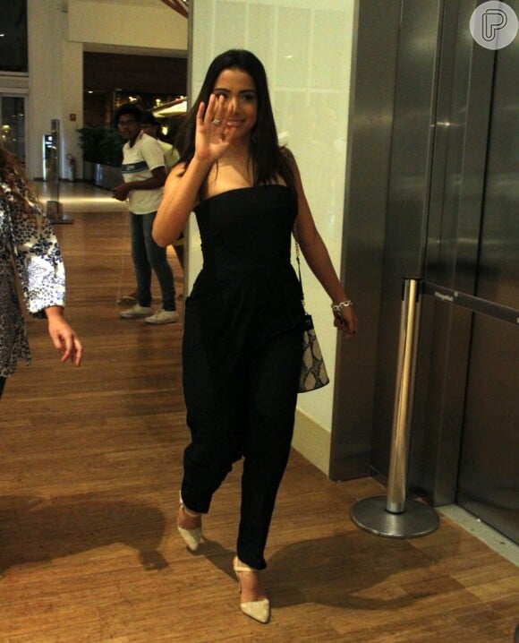 Anitta escolheu macacão preto para jantar com amigos em shopping