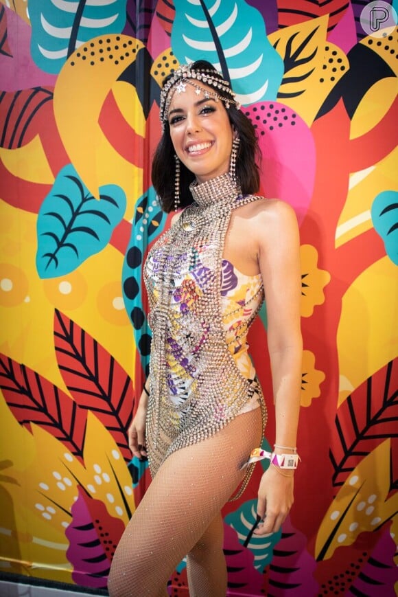 Camila Coutinho com bodychain e cabeça, criações de Eduardo Caires, com styling de Daniel Ueda no Carnaval em Olinda