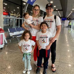 Wesley Safadão combinou look com família em viagem nesta quinta-feira, 7 de março de 2019