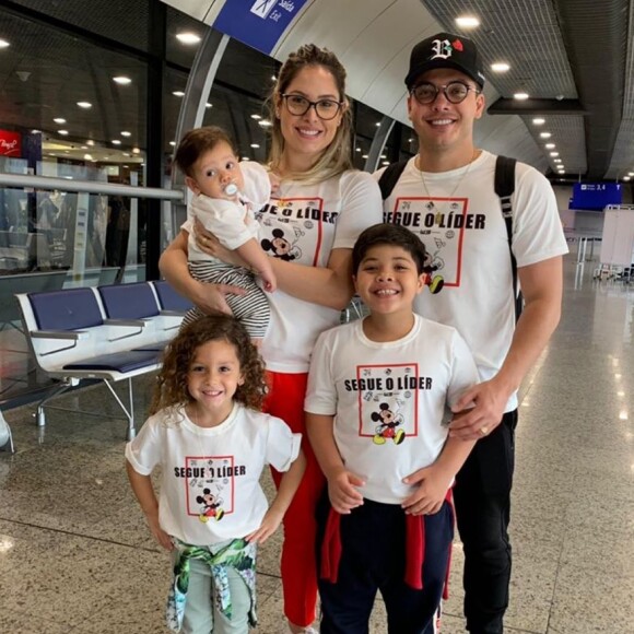 Wesley Safadão combinou look com família em viagem nesta quinta-feira, 7 de março de 2019