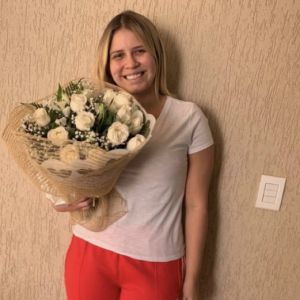 Marília Mendonça ganhou buquê de flores em comemoração ao Dia Internacional da Mulher nesta sexta-feira, 8 de março de 2019