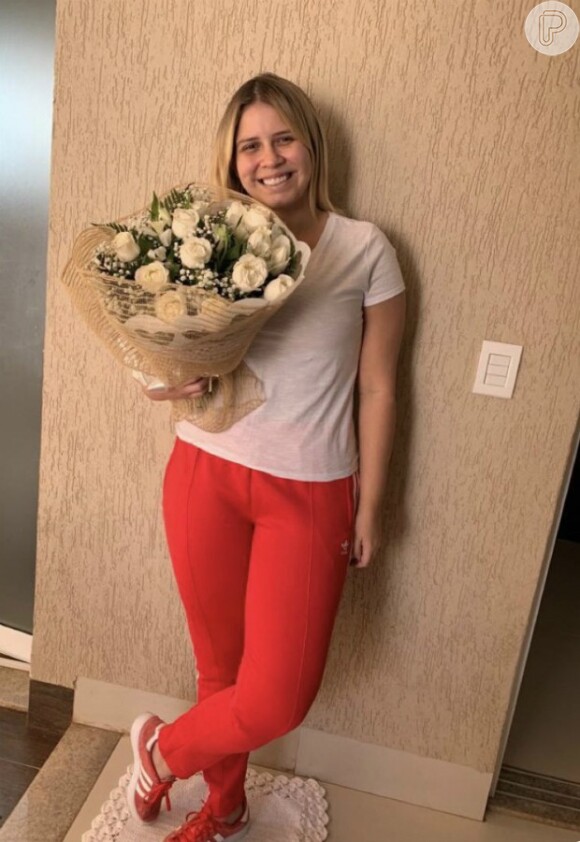 Marília Mendonça ganhou buquê de flores em comemoração ao Dia Internacional da Mulher nesta sexta-feira, 8 de março de 2019