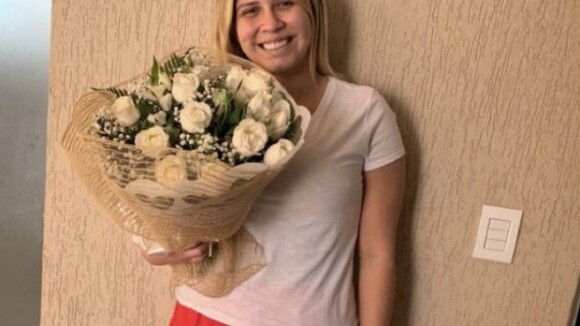 Marília Mendonça recebe flores de sertanejo Henrique: 'Carinho e cuidado'. Foto!