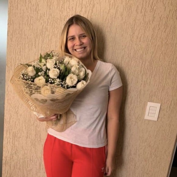 Marília Mendonça ganhou buquê de flores em comemoração ao Dia Internacional da Mulher nesta sexta-feira, 8 de março de 2019