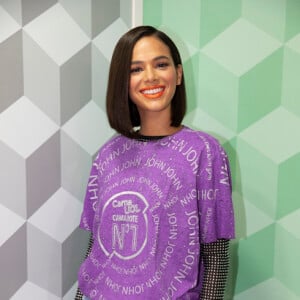 Bruna Marquezine prestigiou o desfile das vencedoras do Carnaval do Rio de Janeiro