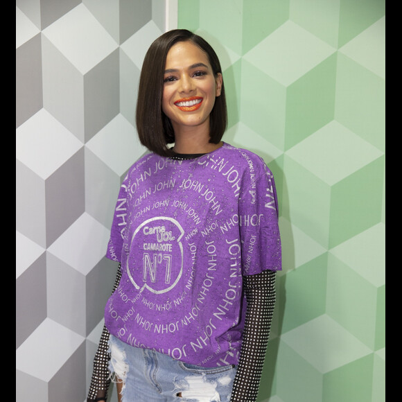 Bruna Marquezine prestigiou o desfile das vencedoras do Carnaval do Rio de Janeiro