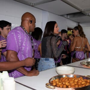 Bruna Marquezine falou com cozinheiros e comeu salgadinhos durante o Carnaval