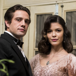 Danilo (Rafael Cardoso) e Júlia (Vitória Strada) foram um casal na outra encarnação na novela 'Espelho da Vida'