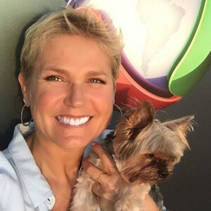 Xuxa Meneghel pediu desculpas ao cachorrinho: 'Me perdoe, Duduzinho, por não deixar você dormir até tarde e perder a hora do exame'