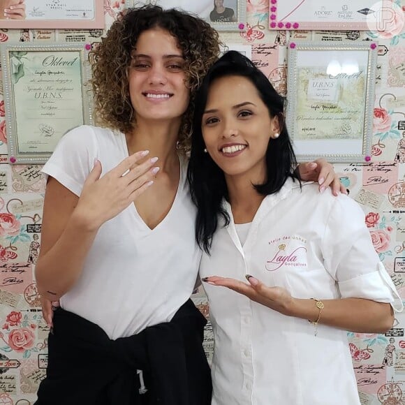 A nail designer foi indicada por Carla Lemos à modelo Laura Fernandes, que tratou logo de fazer a técnica também