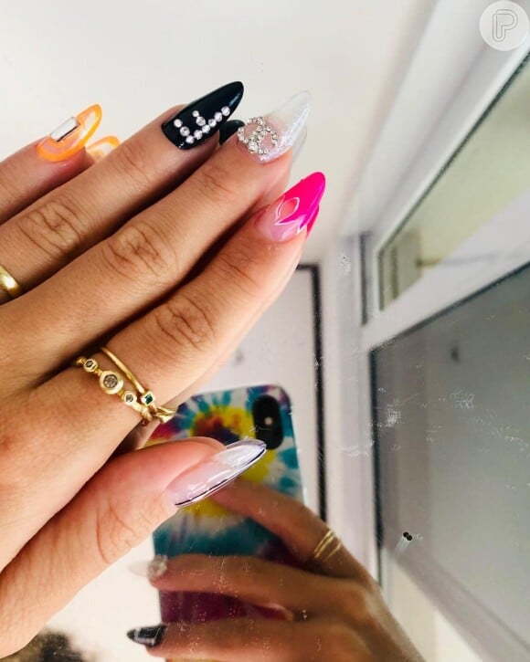 A nail art da modelo Laura Fernandez é encapsulada em acrílico