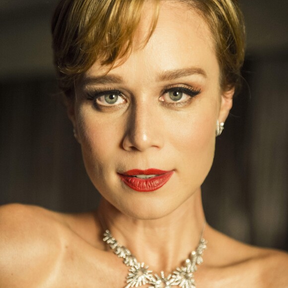 A atriz Mariana Ximenes surgirá na TV com um figurino inspirado nos anos de 1960, periodo em que se passa a nova minissérie da Globo, 'Se Eu Fechar os Olhos Agora', prevista para estrear em abril de 2019